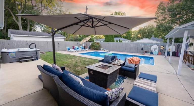 House with jacuzzi & pool in Normal, IL