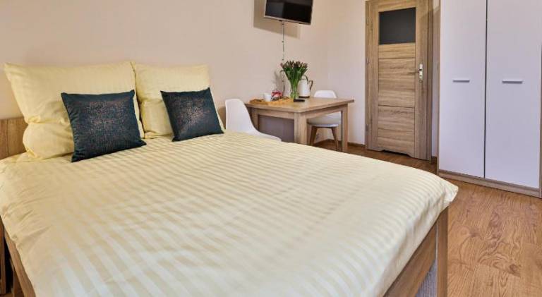 Holiday apartment with grill, terrace & yard in Lódz