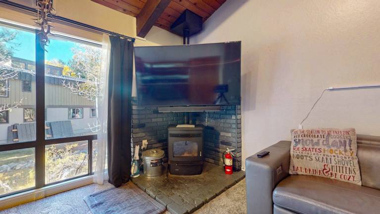 Condo with pool, hot tub & BBQ | Mountain view — photo 5