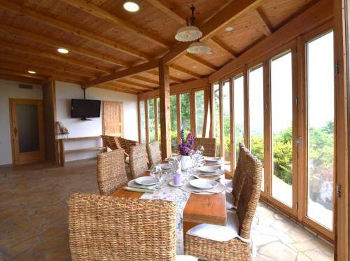 Lodge with yard, sauna & hot tub | Pets allowed — photo 2