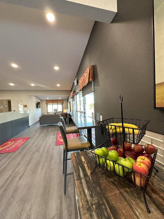 Econo Lodge Inn & Suites — photo 5