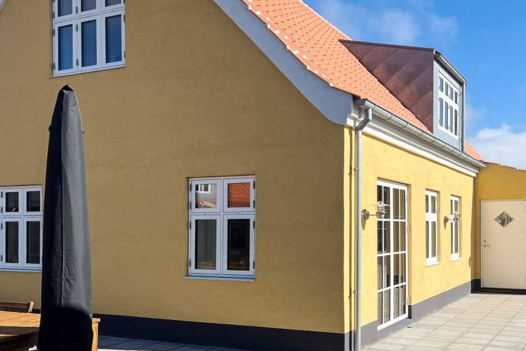 House with yard & terrace — photo 2