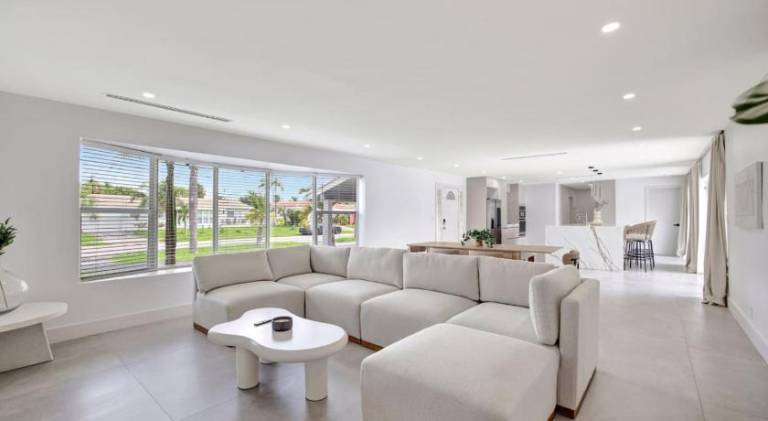 Luxury Waterfront Villa with Heated Pool and Dock — photo 4