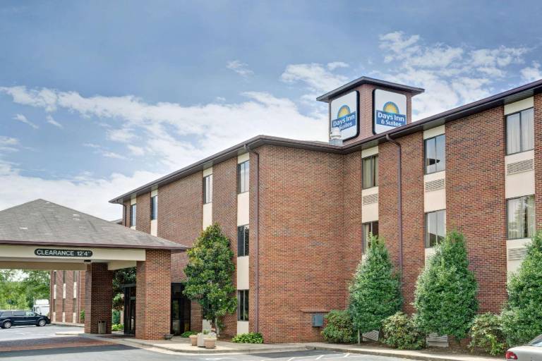 Days Inn & Suites by Wyndham Hickory — photo 3