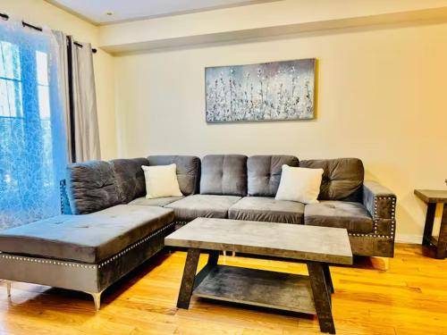 Cosy Room in Toronto with High speed Internet Close to City Centre