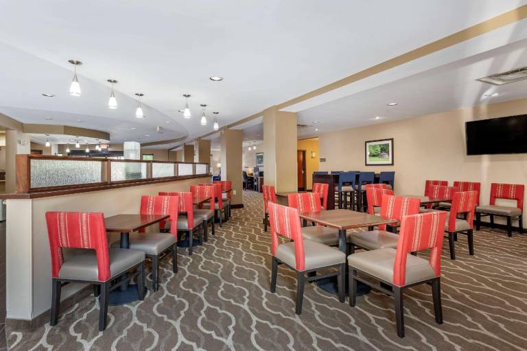 Comfort Suites Manchester near Arnold AFB — photo 5