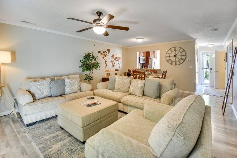 5 Mi to NAS Oceana: Townhome w/ Fenced Yard! — photo 4