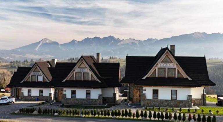 Chalet with terrace, hot tub & yard in Poronin