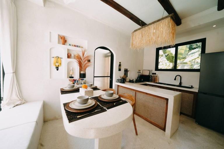 Villa with hot tub, yard & private pool | Suitable for remote work | Pets allowed — photo 4