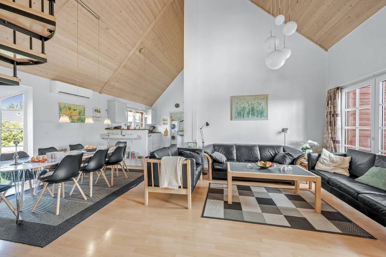 Children-friendly vacation home with sauna & hot tub | Pets allowed — photo 5