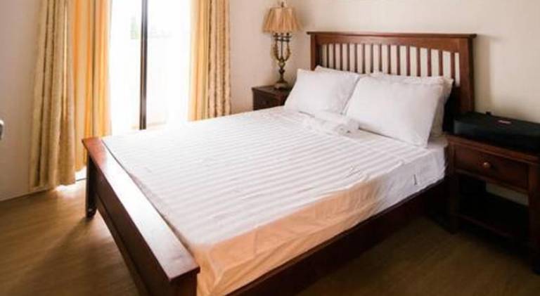 Lovely serviced apartment with patio, pool & yard | Dogs allowed in Tagaytay