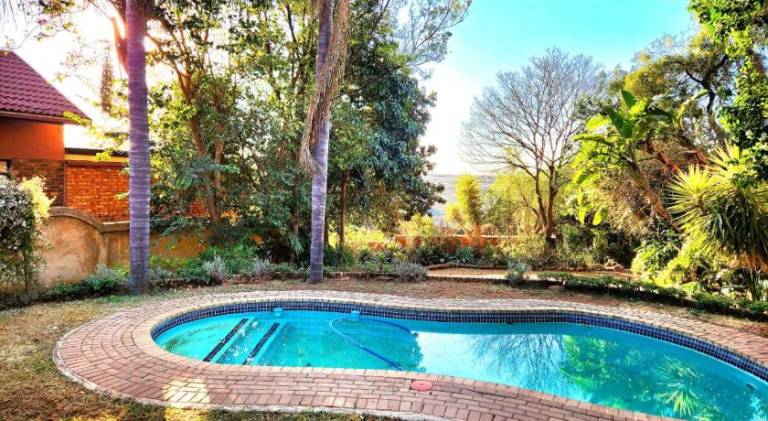 Big vacation home with hot tub & pool | Pets are welcome in Pretoria