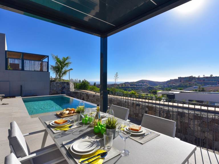 Family-friendly beautiful vacation home with private pool & yard | Mountain view | Pets allowed — photo 2