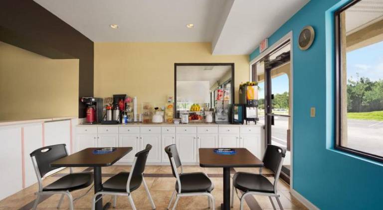 Rose Garden Inn & Suites — photo 4