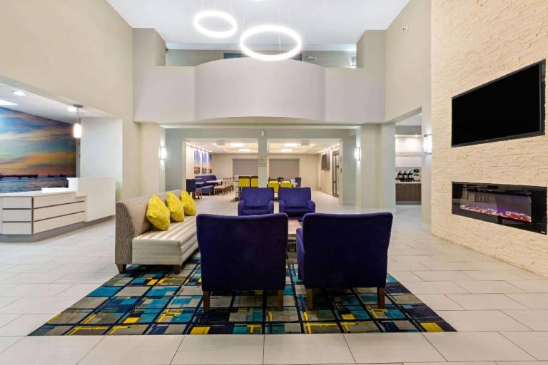 La Quinta Inn & Suites by Wyndham NE Long Beach/Cypress — photo 2
