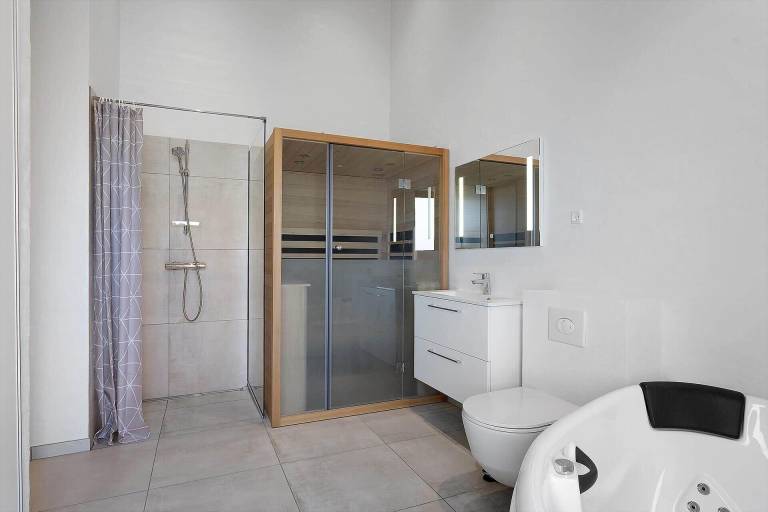 Vacation home with jacuzzi, BBQ & terrace — photo 2
