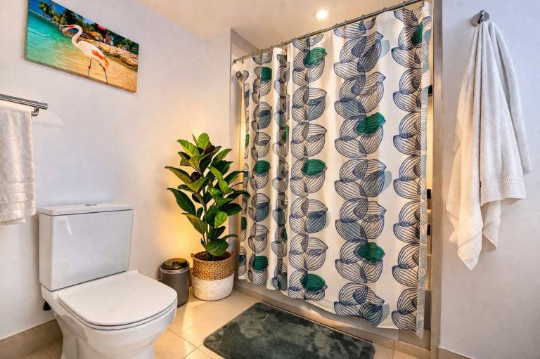 Child-friendly pleasant apartment with grill, yard & pool | Next to Bayside Marketplace | Sea view | Pets allowed — photo 5