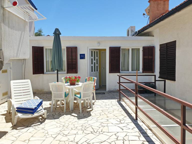 Holiday apartment with garden, barbecue & terrace in Crikvenica