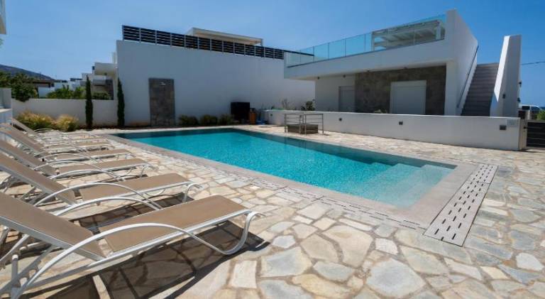 Apartment with pool — photo 5