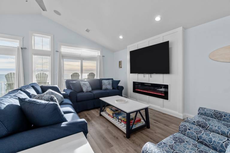 Soundfront 10BR with Pool & Hot Tub- Perfect for Large Groups — photo 3