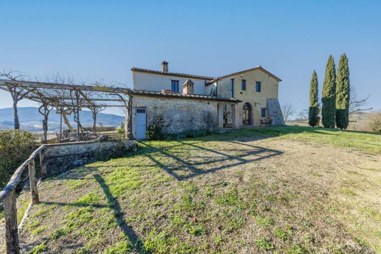 Farm with yard, pool & barbeque — photo 4