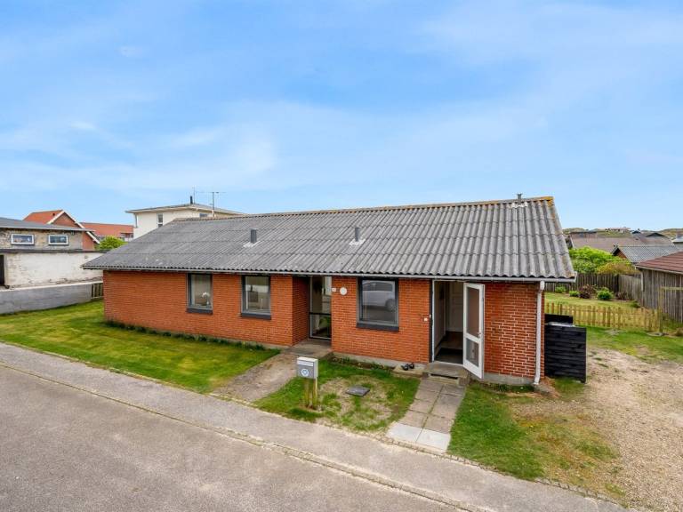 Family-oriented pleasant vacation home with yard | Close to the beach | Pets are welcome — photo 3