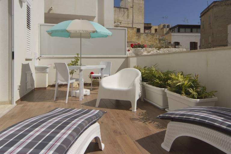 Rental apartment with patio — photo 4