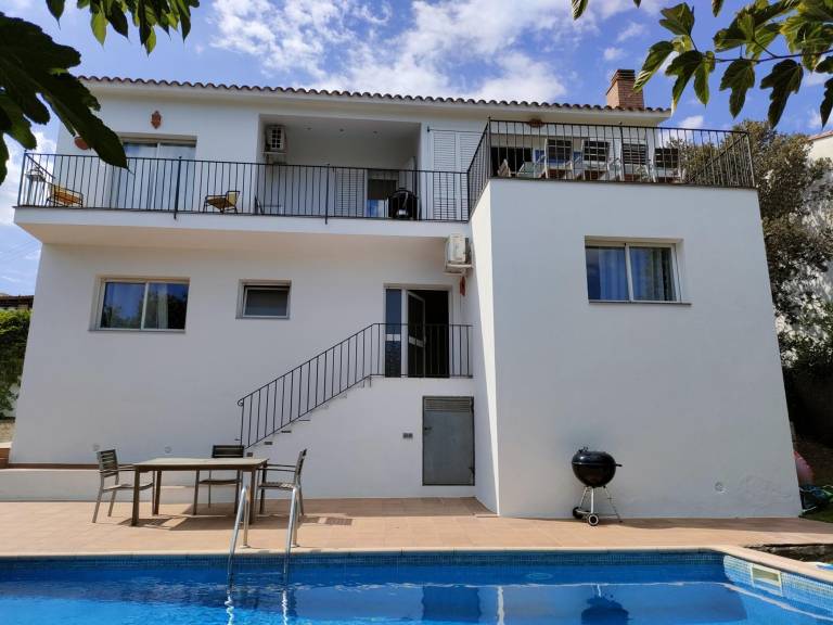 Villa with terrace, yard & barbeque | Sea view — photo 4