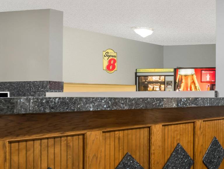 Super 8 By Wyndham Topeka/Wanamaker Rd/I-70 — photo 5