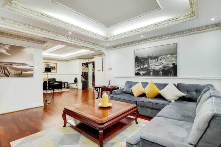 Condo Knightsbridge