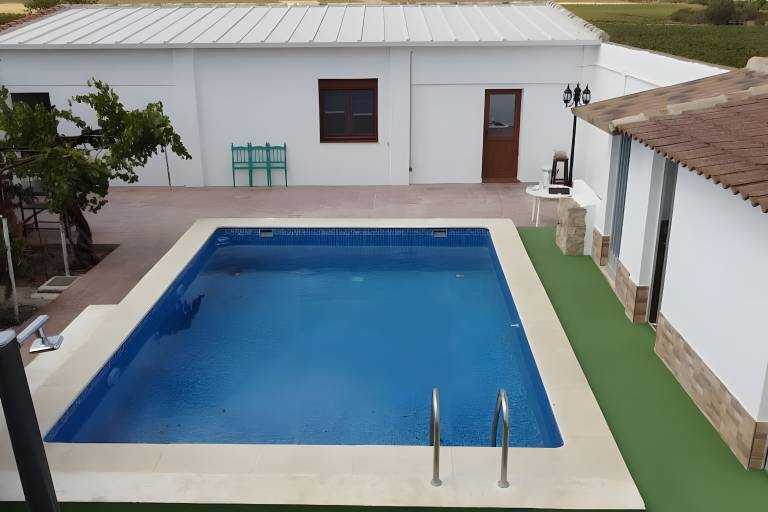 Vacation home with BBQ, patio & pool in Cuenca