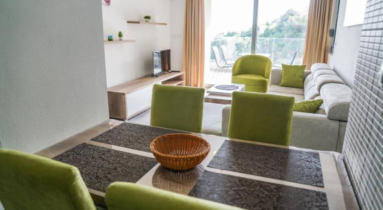 Apartment with sauna, patio & hot tub — photo 3