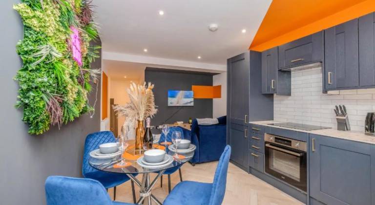 Super Central 2 Bedroom Aarptment Next to Brighton Beach & Shopping Center Sleep 6 in Brighton