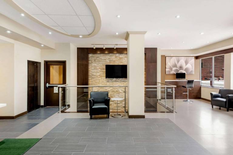 La Quinta Inn & Suites by Wyndham Oshawa — photo 2