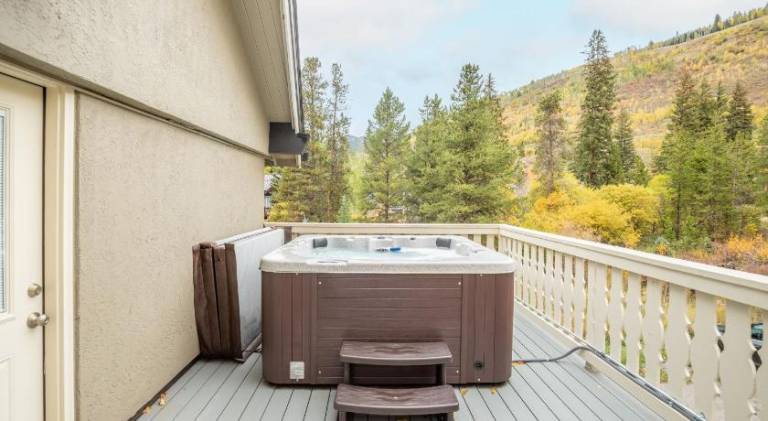 Bighorn by AvantStay Spacious Ski Cabin w Sprawling Porch Views Hot Tub — photo 3