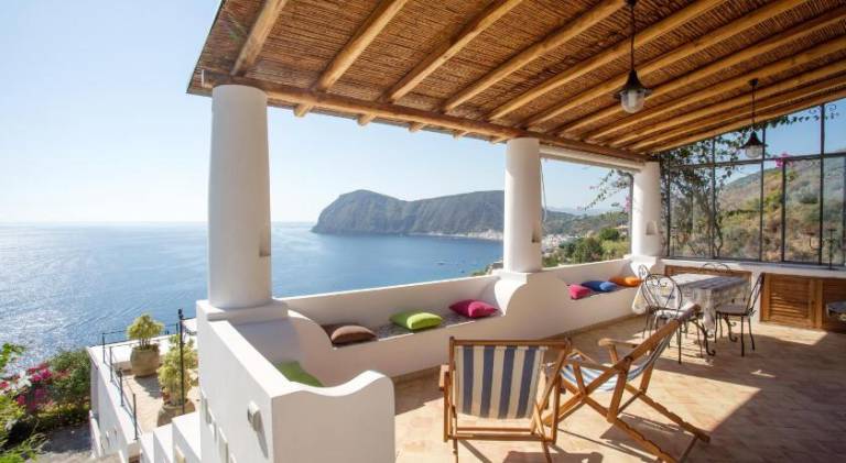 Wonderful vacation home with yard | Next to the beach | Dogs allowed in Lipari