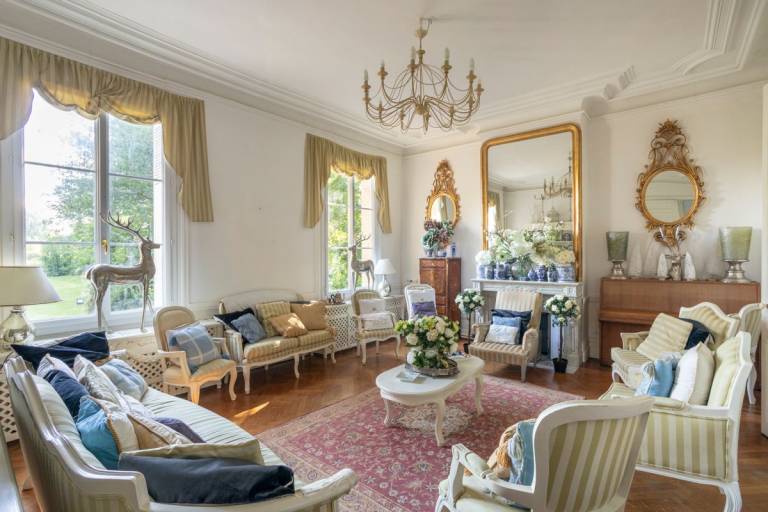 Family-oriented wonderful castle with barbeque, patio & yard | Pets allowed — photo 3