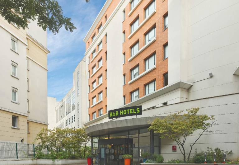 B&B HOME Rueil-Malmaison Gare in Suresnes