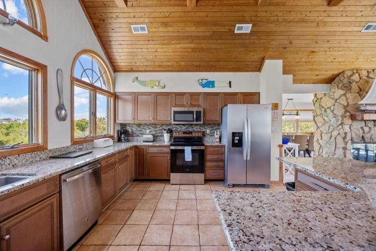 OCEANSIDE: Private Pool, beautiful home on full acre lot! — photo 4