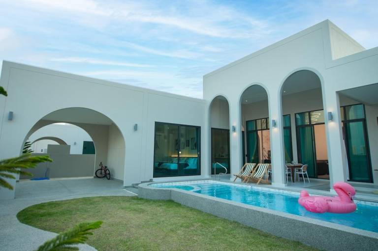 Vacation home with pool, garden & grill — photo 4