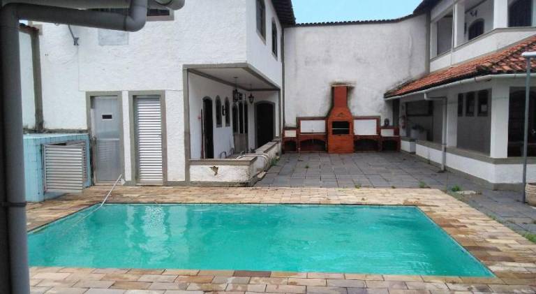 Vacation home with pool — photo 2