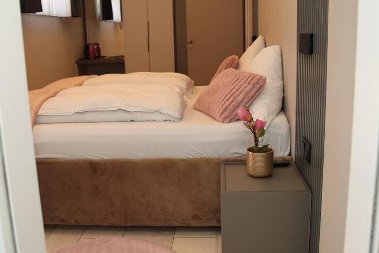 Charming 1-Bedroom Retreat in Bad Salzuflen with Balcony & Wheelchair Access — photo 2