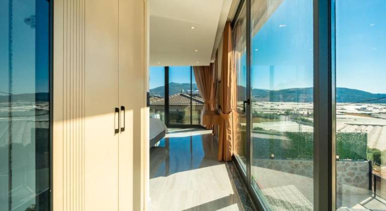 Villa with hot tub & pool — photo 4