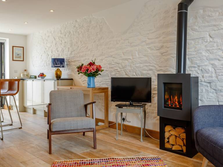 Family-oriented cottage with garden, hot tub & terrace | Water view | Dogs allowed — photo 4