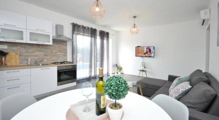Lovely holiday apartment with private pool, patio & yard | Dogs allowed — photo 3