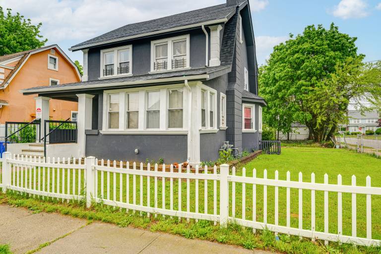 3 Mi to Nassau Coliseum Spacious Hempstead Home