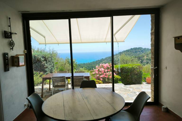 Vacation home with yard & patio — photo 3