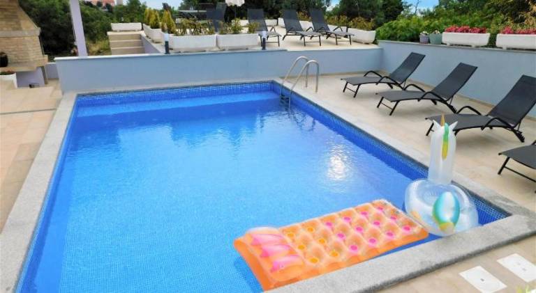 Holiday apartment with pool — photo 5