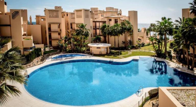 5 Stars BEACHFRONT PARADISE - Seaview, Always Heated Pool, Gym, Sauna! — photo 2