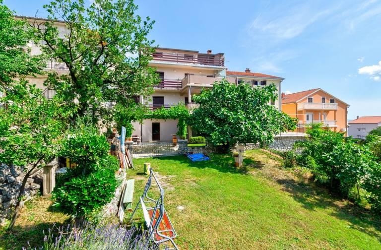 Beautiful rental apartment with grill, terrace & yard | Perfect for remote work | Pets are welcome — photo 4